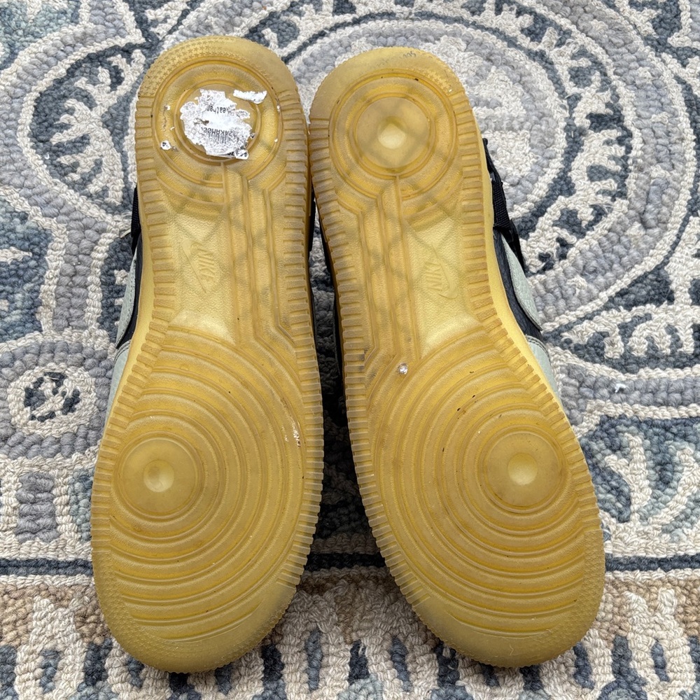 Stylish High-Top Sneakers with Orange Accents - Picture 4 of 6